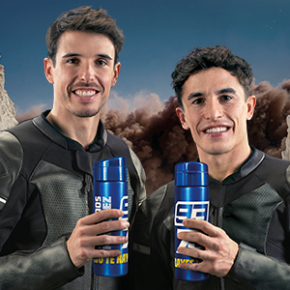 Hermanos marquez sujetando botellas Nesquik